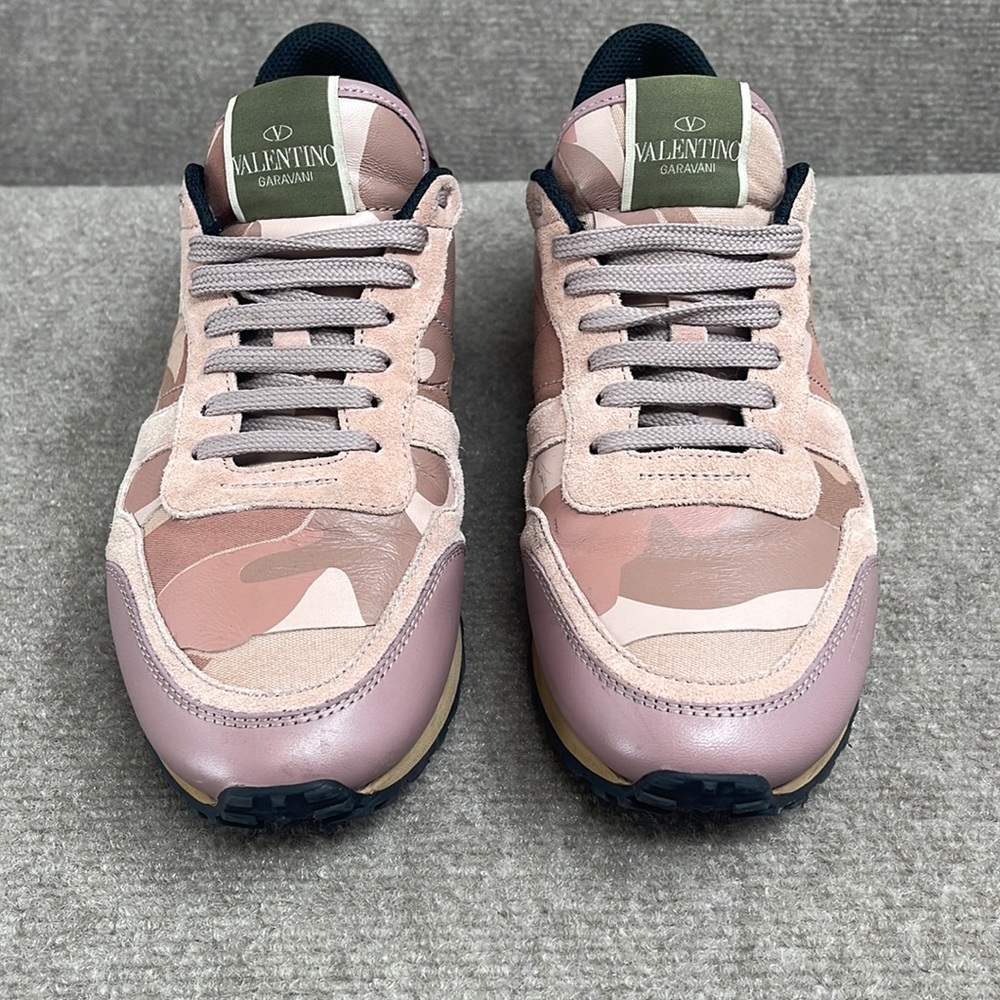 VALENTINO
Garavani Leather Rockstud Sneakers pink/mauve Camo (no original box)